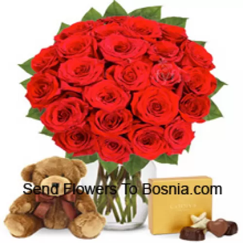 30 roses rouges avec quelques fougères dans un vase en verre accompagnées d'une boîte de chocolats importés et d'un mignon ours en peluche brun de 12 pouces de hauteur
