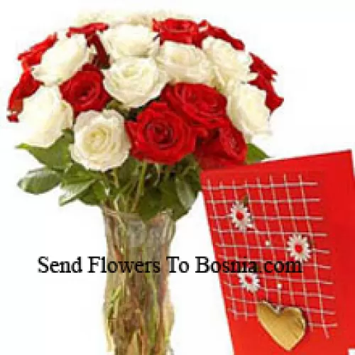 12 roses rouges et 12 roses blanches dans un vase en verre accompagné d'une carte de vœux gratuite