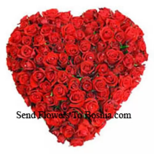 Arrangement en forme de cœur de 100 roses rouges