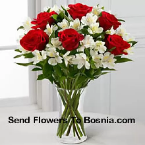 6 Roses Rouges avec des Fleurs Blanches Assorties et des Remplissages dans un Vase en Verre