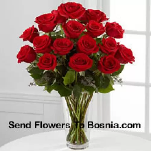 18 Roses Rouges Avec Quelques Fougères Dans Un Vase