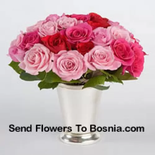 24 Roses de Couleurs Mélangées Avec des Remplissages Saisonniers dans un Vase en Verre